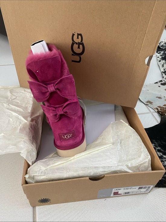 UGG Shoes - NIB  UGG Fushia  short MEILANI  2 bow boots. Suede /sheepskin. 10